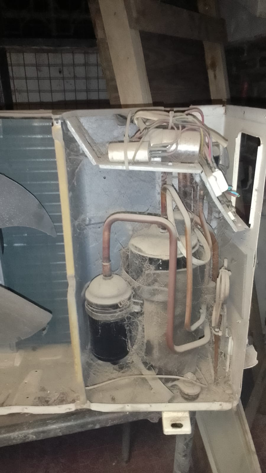 Aire acondicionado de ventana desarmado para reparación