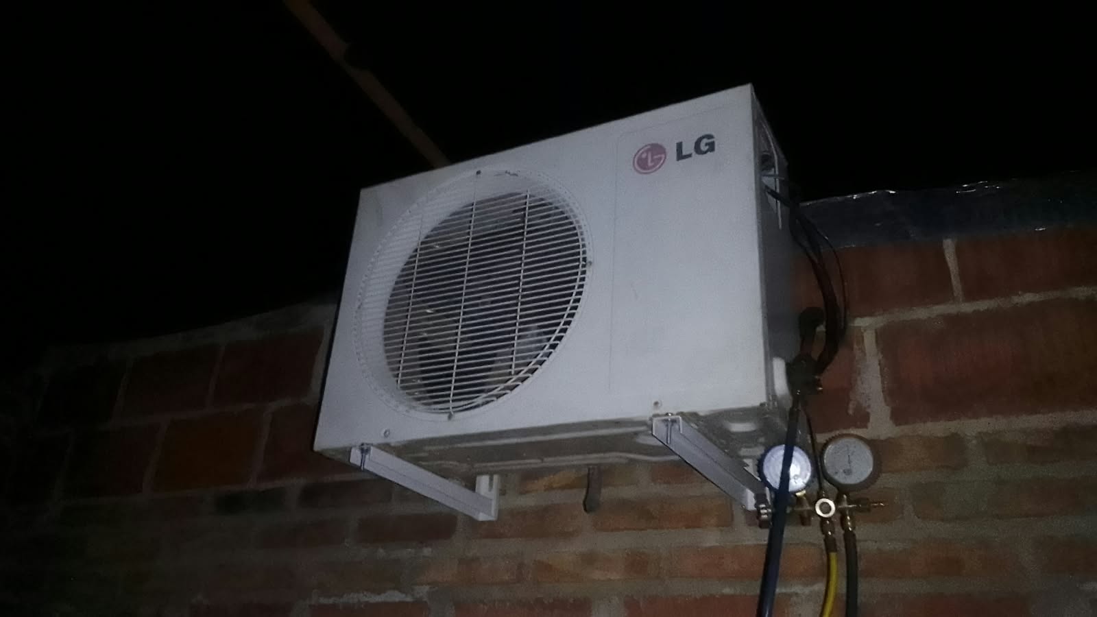 Unidad exterior de aire acondicionado instalada
