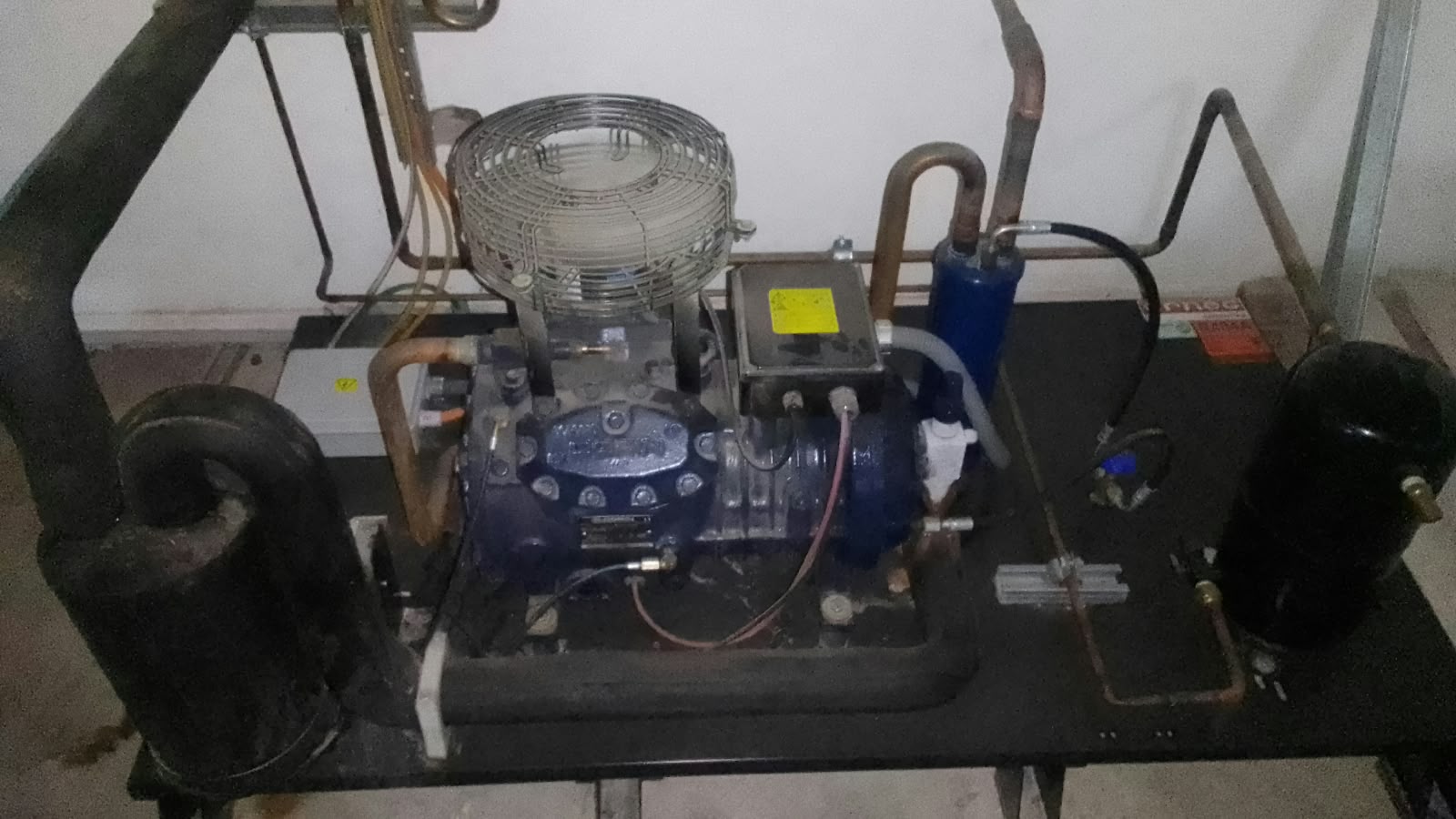 Compresor de frío comercial en reparación con carga de gas