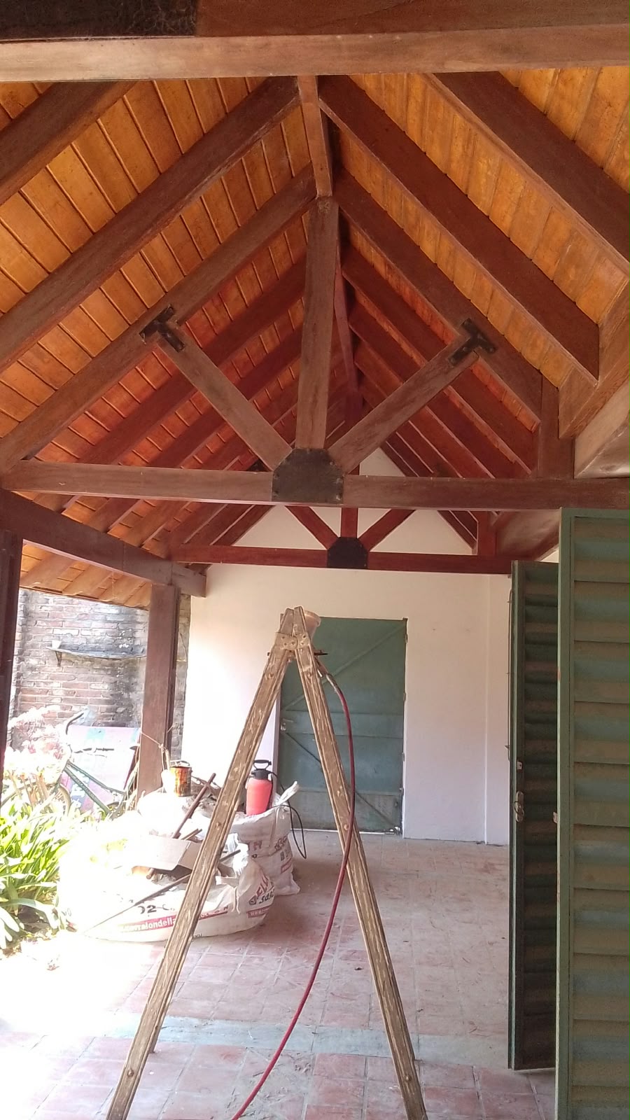 Galería de madera con pintura terminada
