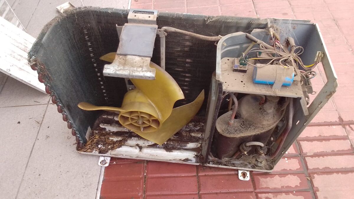 Aire acondicionado desarmado para reparación